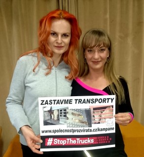 Iva Pazderková a Sandra Pogodová: Zastavme transporty (2018).